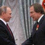 Музикантът Ролдугин получава орден от президента на Русия Путин през 2016 г.