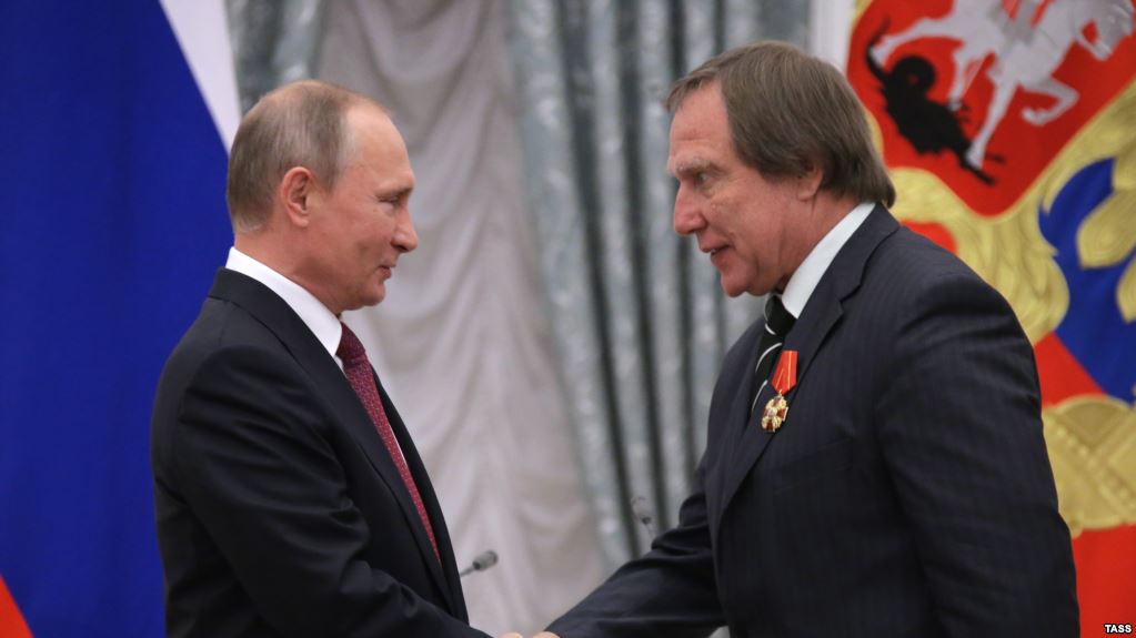 Музикантът Ролдугин получава орден от президента на Русия Путин през 2016 г.